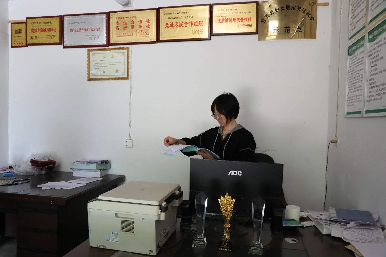 新農(nóng)領(lǐng)頭人莫興民:運用新型農(nóng)機開展社會化服務(wù)共計2100畝,累計聯(lián)農(nóng)帶農(nóng)1380多人次(圖1) 微信圖片_20250510064505.jpg