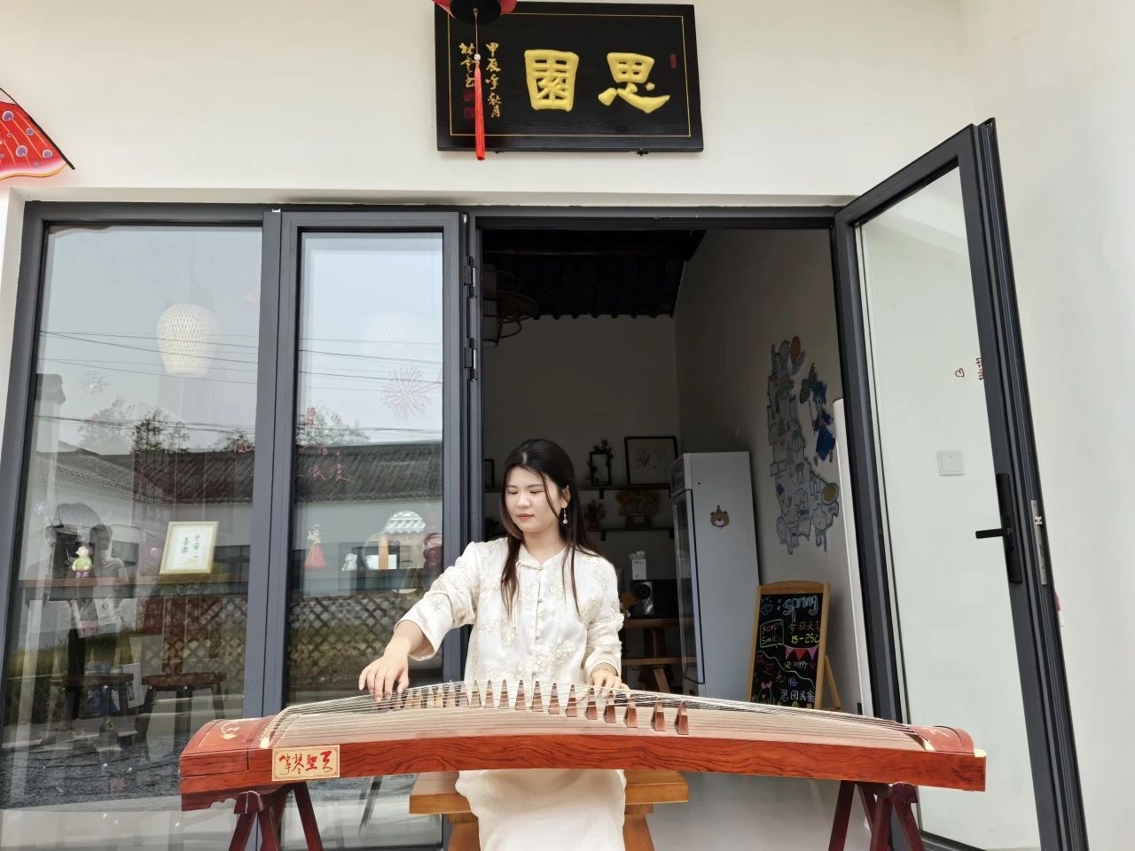 新農領頭人王琴:利用網絡平臺大力宣傳自家民宿的魅力所在,并推出了一系列特色活動,讓游客能夠親身感受鄉村生活的樂趣(圖1) 微信圖片_20250512075210.jpg