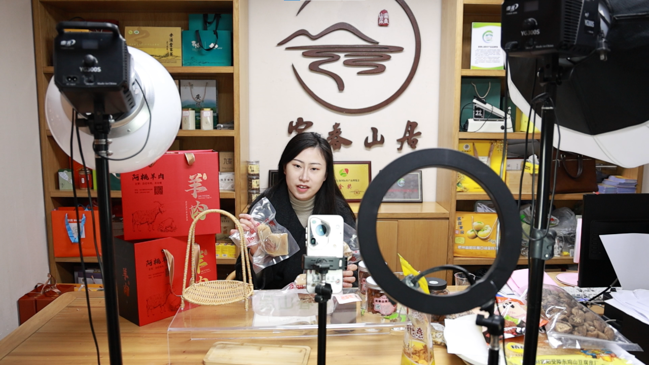 新農領頭人酈娜:“阿桃羊肉”采用本地飼養一年、重達60-70斤的公羊,24年產值超過800萬元,成為富陽區白切羊肉行業的佼佼者(圖1) 微信圖片_20250516080712.png